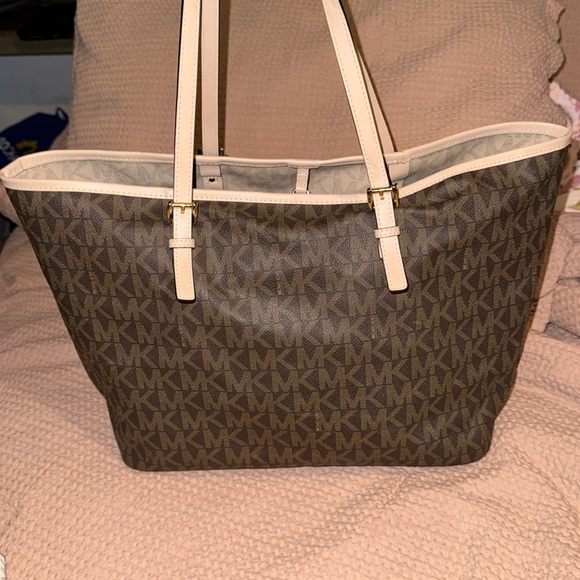 Michael Kors handbag and matching wallet - Picture 2 of 8